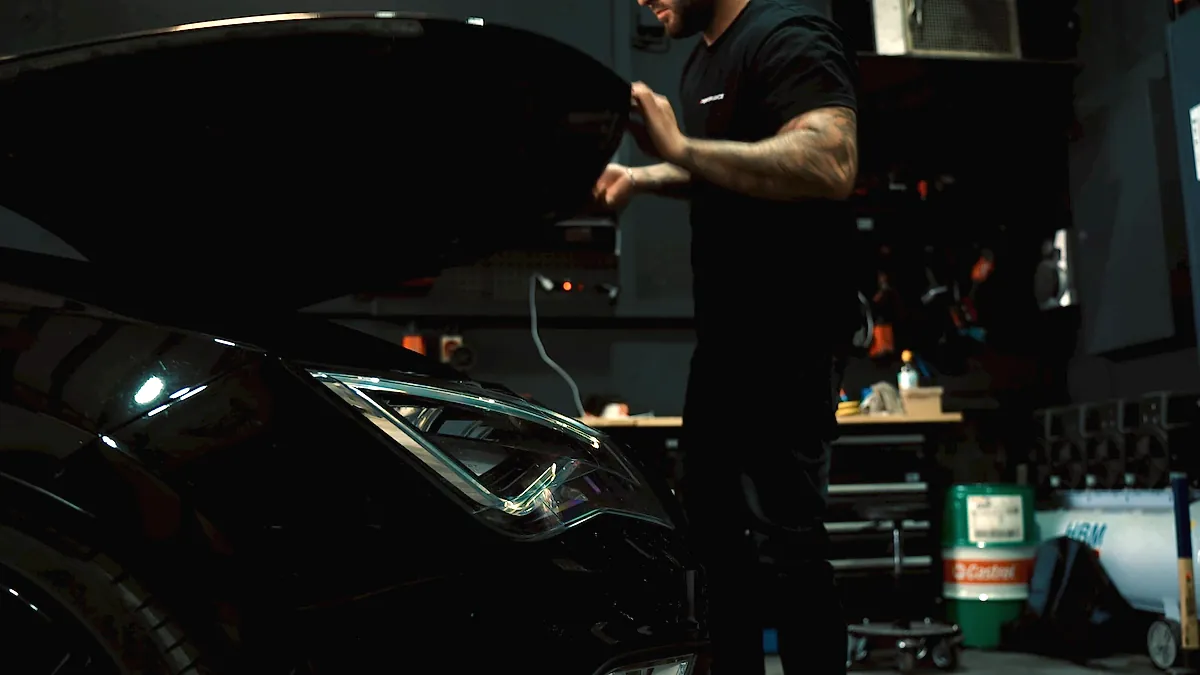 Fahrzeug mit geöffneter Motorhaube in der Werkstatt von K-Performance